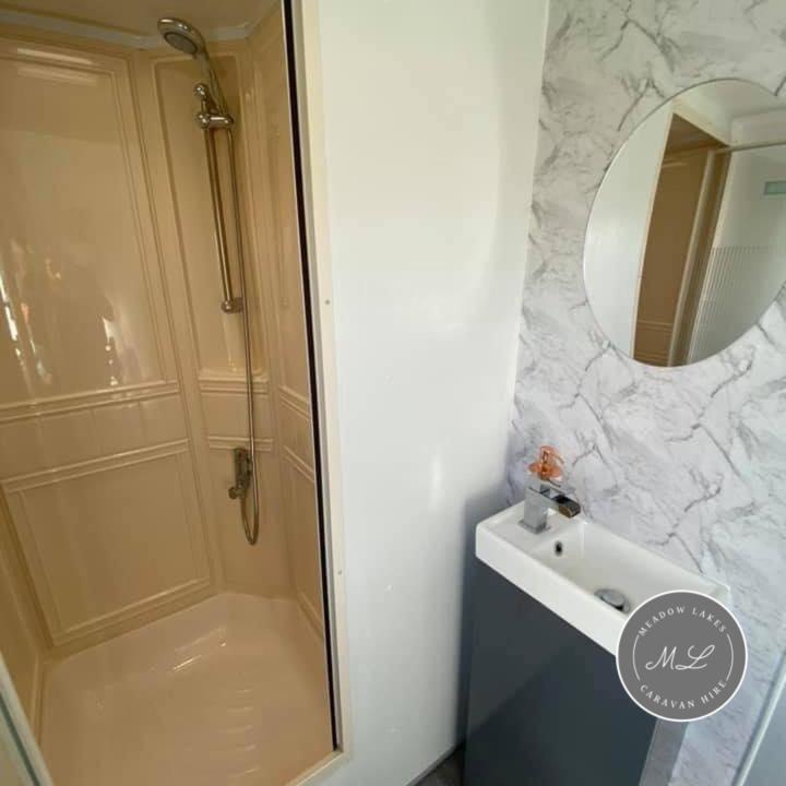 Holiday home Meadow Lakes 22 - Golden Palm, Pet Friendly, Wifi, Bed Linen - Meadow Lakes Caravan & Hire Skegness