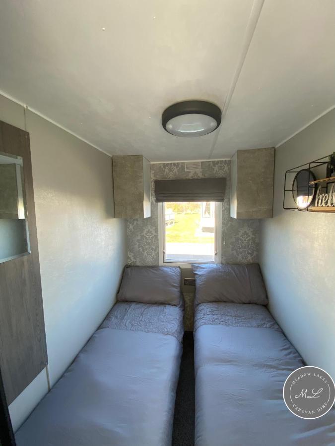 Holiday home Meadow Lakes 22 - Golden Palm, Pet Friendly, Wifi, Bed Linen - Meadow Lakes Caravan & Hire *