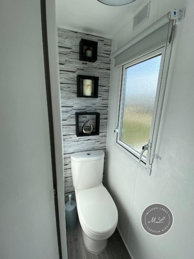 Meadow Lakes 22 - Golden Palm, Pet Friendly, Wifi, Bed Linen - Meadow Lakes Caravan & Hire *
