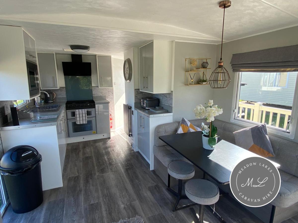 Holiday home Meadow Lakes 22 - Golden Palm, Pet Friendly, Wifi, Bed Linen - Meadow Lakes Caravan & Hire